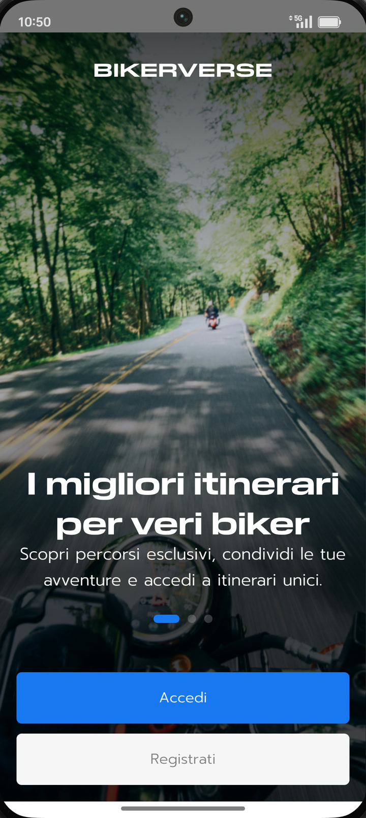 Schermata di benvenuto dell'app: «I migliori itinerari per veri biker», con i bottoni Accedi e Registrati