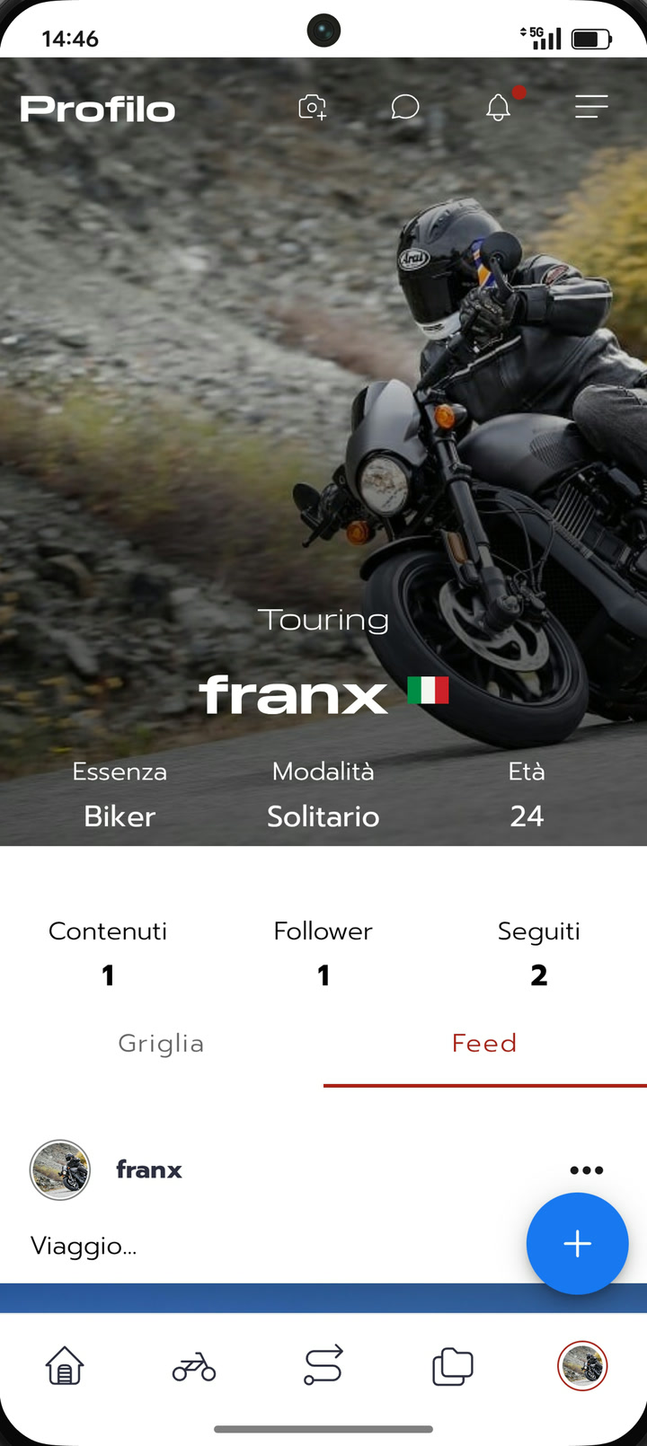 Schermata del profilo nell'app: fotografia di un motociclista in piega, stile Touring, essenza Biker, modalità Solitario